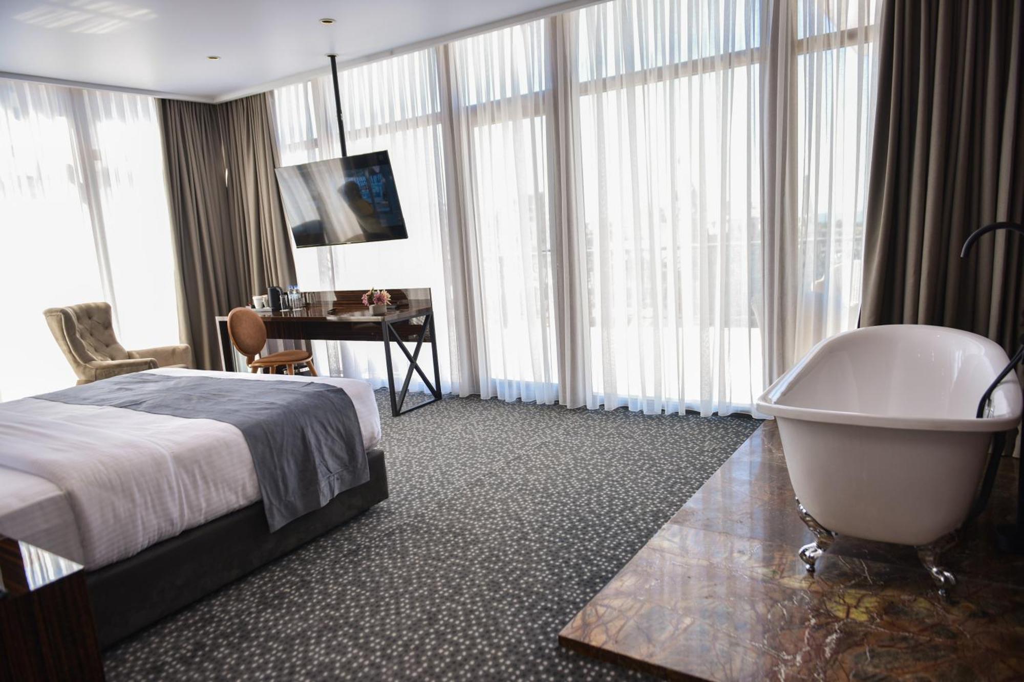 Hotel Monarch Batumi Exterior photo